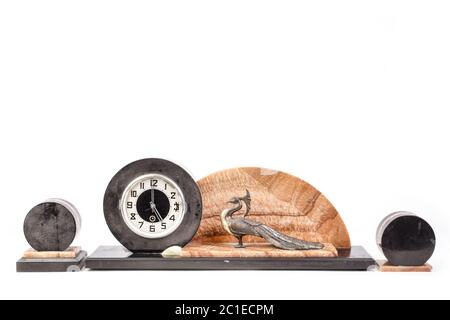 Studio foto di antico orologio mantel su sfondo bianco. Europa occidentale Foto Stock