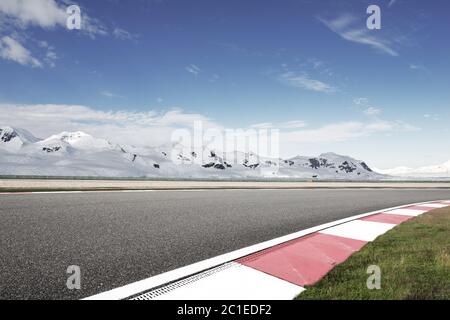 pista da corsa e montagna neve Foto Stock