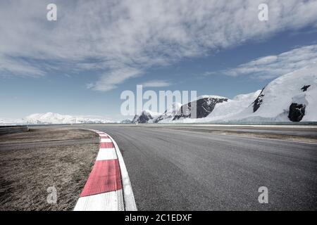 pista da corsa e montagna neve Foto Stock