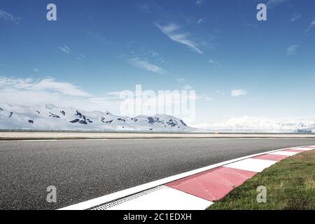 pista da corsa e montagna neve Foto Stock