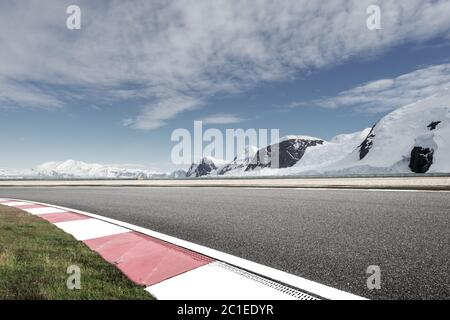 pista da corsa e montagna neve Foto Stock