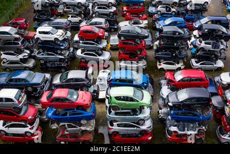 Vista aerea di molte auto immagazzinate in un cantiere di demolizione di auto o rottami in Scozia, Regno Unito. Foto Stock