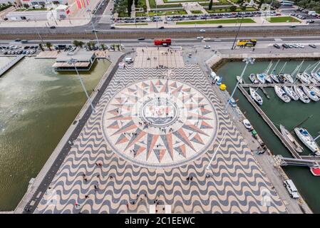 Panoramica della piazza del monumento alle scoperte di Lisbona Foto Stock