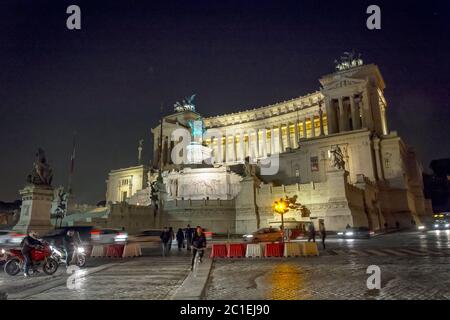 Il Monumento Nazionale a Vittorio Emanuele II Re d'Italia sparato di notte a Roma Foto Stock