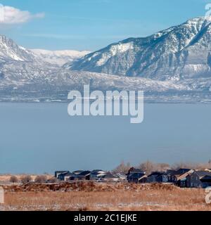 Raccolto quadrato pittoreschi Wasatch Mountains e Utah Lake sotto cielo blu nuvoloso in inverno Foto Stock