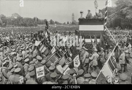Cartolina dal tempo della Repubblica di Weimar: Il 10° giorno dei soldati del fronte del Reich 2.6.1929 a Monaco. Poteva vedere bandiere imperiali tedesche con Gau sudovest Afri Foto Stock