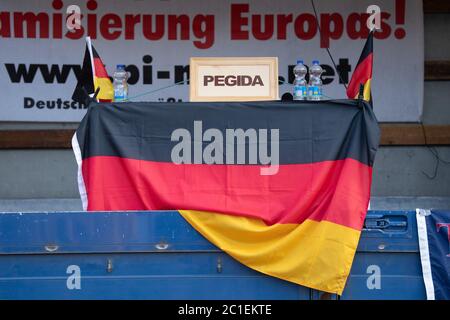 Dresda, Germania. 15 giugno 2020. Una bandiera tedesca pende sul palco di un rally del movimento islamista e xenofobo Pegida sull'Altmarkt. Credit: dpa/dpa-Zentralbild/dpa/Alamy Live News Foto Stock