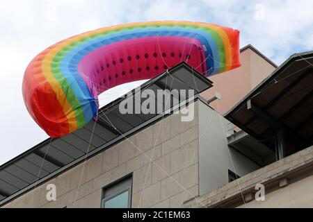 Londra, Regno Unito. 15 giugno 2020. Il mercato di Covent Garden ha volato un arcobaleno sopra il mercato famoso in tutto il mondo 'riconoscendo il ruolo del simbolo di speranza riconosciuto a livello mondiale negli ultimi tempi, e accogliendo i londinesi di ritorno in città, mentre i negozi di tutta la capitale iniziano ad aprirsi' dopo il blocco di Coronavirus. Purtroppo, mentre veniva abbassata dai lavoratori, si impigliava negli edifici opposti. Fortunatamente i lavoratori qualificati sono riusciti a liberarlo prima di riportarlo a terra. Credit: Paul Brown/Alamy Live News Foto Stock