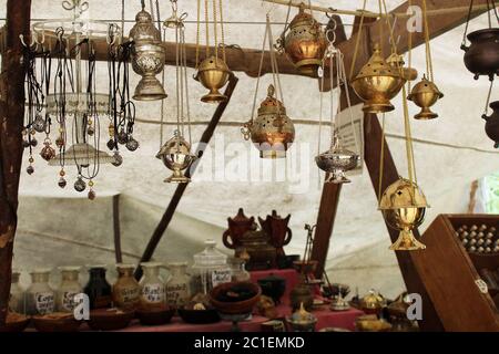 Lampade a bruciatore ad incenso appese allo stalli alla fiera medievale di Bueckeburg, Germania. Aromaterapia, meditazione Foto Stock