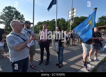 Cesky Tesin, Repubblica Ceca. 15 giugno 2020. Rally in protesta contro la limitazione dei movimenti transfrontalieri tra le parti ceche e polacche di Tesin (Cieszyn) a causa dell'infezione da coronavirus a Cesky Tesin, Repubblica Ceca, 15 giugno 2020. Credit: Jaroslav Ozana/CTK Photo/Alamy Live News Foto Stock