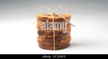 Fette dolci con uvetta cosparse di zucchero su fondo bianco. Concetto per il tuo progetto. Foto Stock