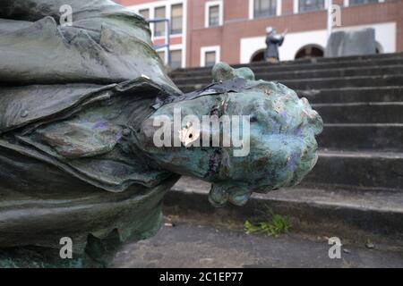 Portland, Stati Uniti. 15 giugno 2020. La statua di bronzo di Thomas Jefferson è separata dalla sua base fuori dalla Jefferson High School di Portland, Ore., il 15 giugno 2020, dopo che è stata abbattuta dai manifestanti la notte prima. (Foto di Alex Milan Tracy/Sipa USA) Credit: Sipa USA/Alamy Live News Foto Stock