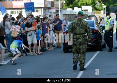 Cesky Tesin, Repubblica Ceca. 15 giugno 2020. Rally in protesta contro la limitazione dei movimenti transfrontalieri tra le parti ceche e polacche di Tesin (Cieszyn) a causa dell'infezione da coronavirus a Cesky Tesin, Repubblica Ceca, 15 giugno 2020. Credit: Jaroslav Ozana/CTK Photo/Alamy Live News Foto Stock