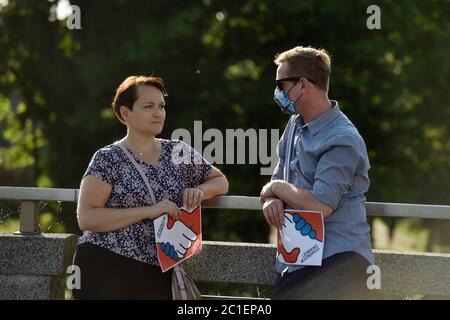 Cesky Tesin, Repubblica Ceca. 15 giugno 2020. Rally in protesta contro la limitazione dei movimenti transfrontalieri tra le parti ceche e polacche di Tesin (Cieszyn) a causa dell'infezione da coronavirus a Cesky Tesin, Repubblica Ceca, 15 giugno 2020. Credit: Jaroslav Ozana/CTK Photo/Alamy Live News Foto Stock