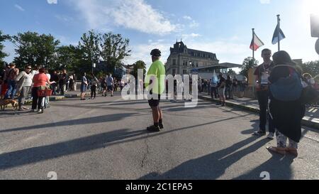 Cesky Tesin, Repubblica Ceca. 15 giugno 2020. Rally in protesta contro la limitazione dei movimenti transfrontalieri tra le parti ceche e polacche di Tesin (Cieszyn) a causa dell'infezione da coronavirus a Cesky Tesin, Repubblica Ceca, 15 giugno 2020. Credit: Jaroslav Ozana/CTK Photo/Alamy Live News Foto Stock