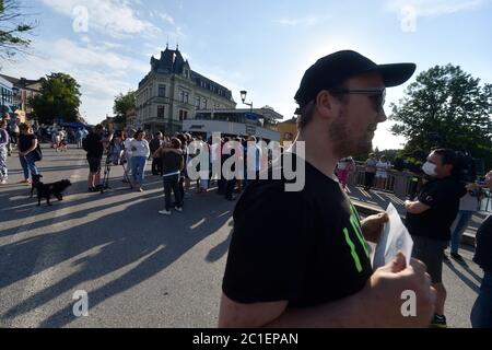 Cesky Tesin, Repubblica Ceca. 15 giugno 2020. Rally in protesta contro la limitazione dei movimenti transfrontalieri tra le parti ceche e polacche di Tesin (Cieszyn) a causa dell'infezione da coronavirus a Cesky Tesin, Repubblica Ceca, 15 giugno 2020. Credit: Jaroslav Ozana/CTK Photo/Alamy Live News Foto Stock