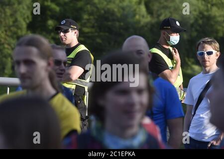 Cesky Tesin, Repubblica Ceca. 15 giugno 2020. Rally in protesta contro la limitazione dei movimenti transfrontalieri tra le parti ceche e polacche di Tesin (Cieszyn) a causa dell'infezione da coronavirus a Cesky Tesin, Repubblica Ceca, 15 giugno 2020. Credit: Jaroslav Ozana/CTK Photo/Alamy Live News Foto Stock