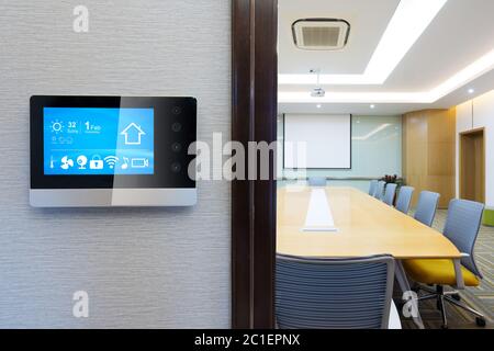 schermo intelligente con app per la casa intelligenti sulla parete nella sala riunioni Foto Stock