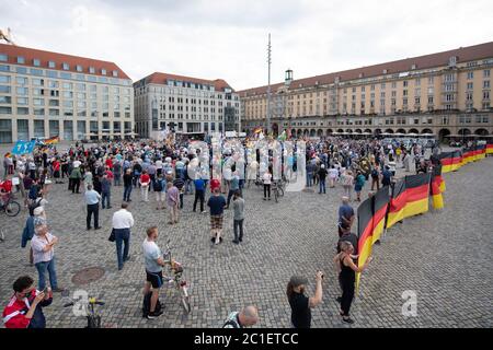 Dresda, Germania. 15 giugno 2020. I partecipanti ad un rally del movimento anti-islamico e xenofobo di Pegida sono circondati da bandiere tedesche sull'Altmarkt. Credit: dpa/dpa-Zentralbild/dpa/Alamy Live News Foto Stock