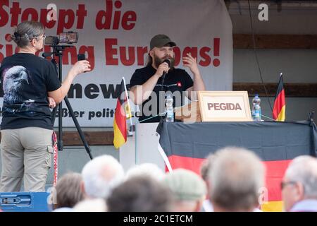 Dresda, Germania. 15 giugno 2020. Alex Malenki, movimento identitario di Lipsia, parla ad un raduno del movimento anti-islamico e xenofobo Pegida sull'Altmarkt. Credit: dpa/dpa-Zentralbild/dpa/Alamy Live News Foto Stock