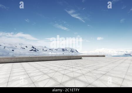 terra di mattoni vuota con montagna sonw come sfondo Foto Stock
