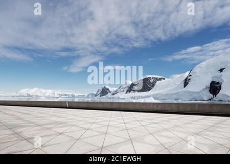terra di mattoni vuota con montagna sonw come sfondo Foto Stock