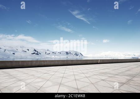 terra di mattoni vuota con montagna sonw come sfondo Foto Stock
