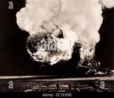 Esplosione di Hindenburg. Il dirigibile tedesco esplode sul suo approccio di atterraggio a Lakehurst Naval Air Station. Trentasei delle 97 persone a bordo sono state Foto Stock