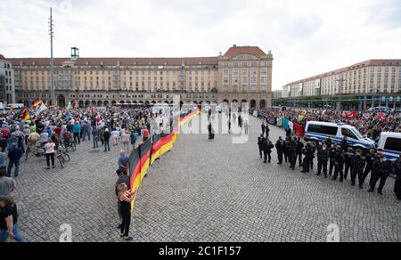 Dresda, Germania. 15 giugno 2020. I poliziotti si trovano tra i partecipanti di un raduno del movimento anti-islamico e xenofobo di Pegida (l) e i partecipanti di una contromondimostrazione (r) sull'Altmarkt. La rete d'azione "Lipsia prende posto" aveva chiesto proteste contro Pegida. Credit: dpa/dpa-Zentralbild/dpa/Alamy Live News Foto Stock