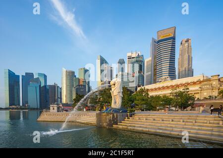 Il Singapore Merlion Park offre vista su edifici moderni nel centro della città di Singapore Foto Stock