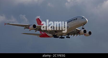 Qantas Airways Airbus a380 Super Jumbo VH-OQA sull'approccio finale all'aeroporto di Londra-Heathrow LHR Foto Stock