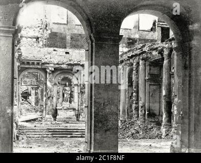 Parigi durante il comune. Palazzo delle Tuileries, il vestibolo. Phot. Di B. Braquehais, 1871 Foto Stock