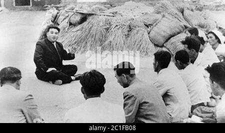 Foto propagandistica dell’Agenzia ufficiale di stampa della Corea del Nord. Il leader comunista Kim il Sung parla con un contadino di Qingshanli, nella contea di Kangso, nella regione meridionale di Pyongya Foto Stock