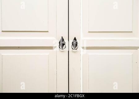 Vintage White armadio in legno porte con le maniglie in metallo Foto Stock