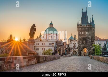 Raggi solari riempendo la scena di colori durante l'alba su vuoto deserted Ponte Carlo a Praga, Repubblica Ceca --- NIKON D7500 & Sigma 35.0 mm A f/1 Foto Stock