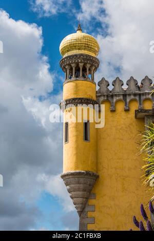 Stile Arabo torre su un lato del Palacio da Pena Foto Stock