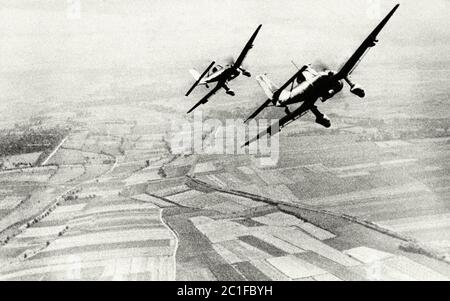Due bombardieri tedeschi Luftwaffe Ju 87 Stuka ritornano da un attacco contro la costa meridionale britannica, durante la battaglia per la Gran Bretagna, il 19 agosto 1940 Foto Stock
