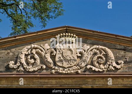 Frontone con stemma in esso, al cancello del palazzo Veltrusy in Stredocesky kraj (Regione Boemia Centrale), Repubblica Ceca Foto Stock