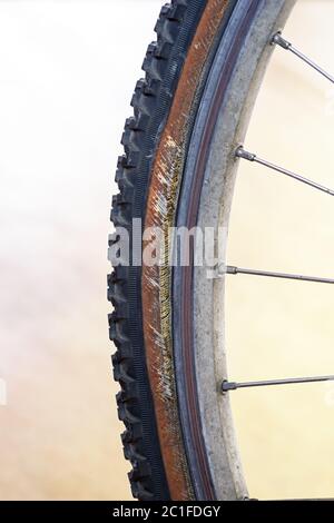 pneumatico della bicicletta vecchio danneggiato con parete laterale danneggiata Foto Stock