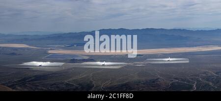 Ivanpah concentrando il sistema solare termico di generazione di energia elettrica nel deserto di Mojave visto dalla montagna Clark Foto Stock