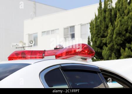 Polizia Japanesep luce rossa montata sul tetto di auto della polizia. Foto Stock