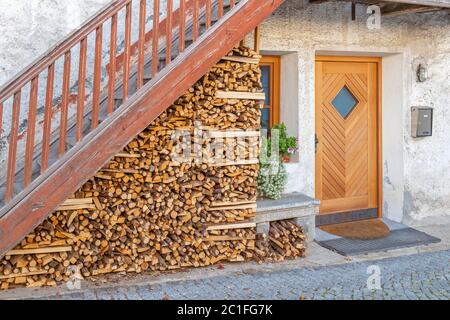 Casa sulle mura della città di Brunico, Alto Adige Foto Stock