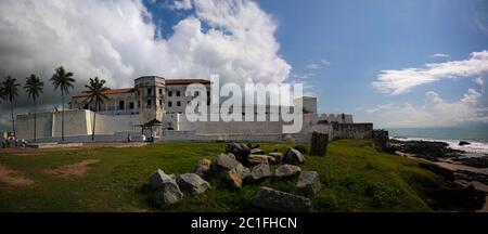 Vista esterna del castello di Elmina e della fortezza, Ghana Foto Stock