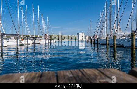 16/06/2020 Flensburg, Germania, vista sul porto con barche e acqua riflettente Foto Stock