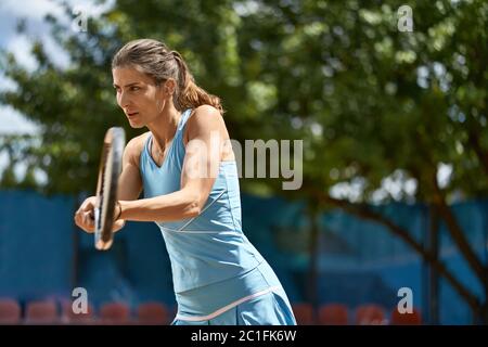 Attività sportive bambina gioca tennis Foto Stock