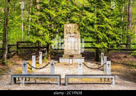 Chojnow, Mazovia / Polonia - 2020/05/10: Memoriale della foresta dei ranghi grigi - Szare Szeregi - scout eseguiti dai nazisti durante la seconda guerra mondiale sul fiume Czarna Foto Stock