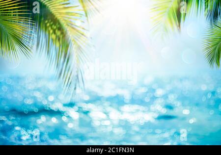 Cielo blu e mare sfocato con Bokeh Light e foglie albero delle palme - concetto di vacanza estiva Foto Stock