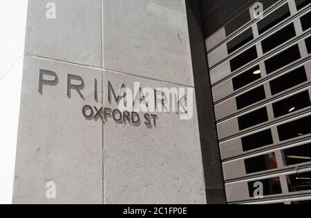 Cartello con la scritta Primark su Oxford Street. Londra Foto Stock