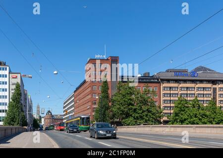 Pitkäsilta è il ponte più noto del centro di Helsinki. Collega il centro città ai quartieri della classe operaia. Attraversare il ponte ha anche un valore simbolico. Foto Stock