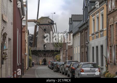 Strada a Xanten con vecchio mulino Kriemhild, basso Reno, Nord Reno-Westfalia, Germania, Europa Foto Stock